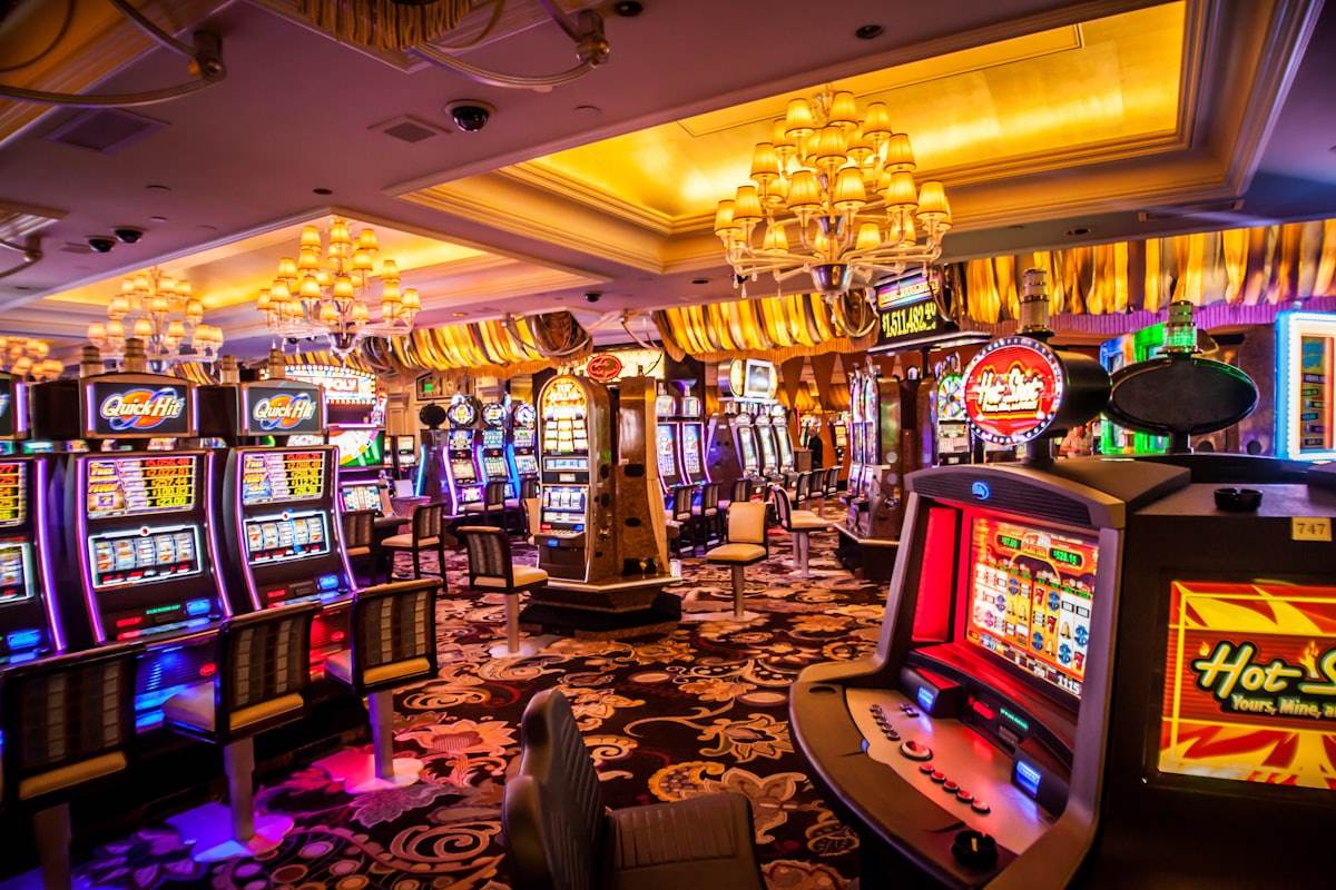 Barisan mesin slot berlampu di dalam kasino