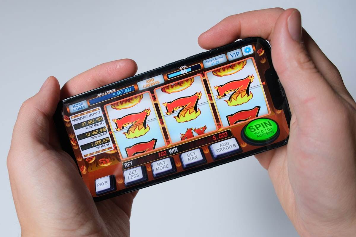 Seseorang bermain permainan slot pada ponsel pintar