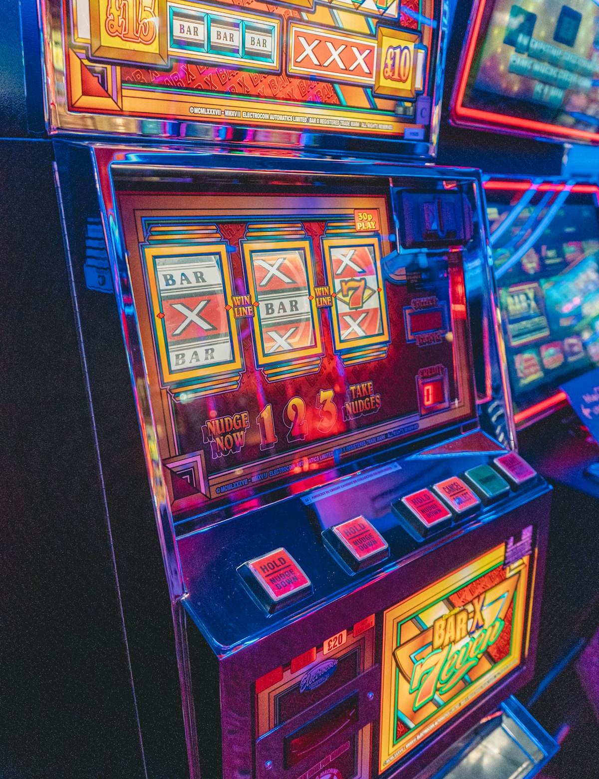 Layar mesin slot menyala dalam kegelapan