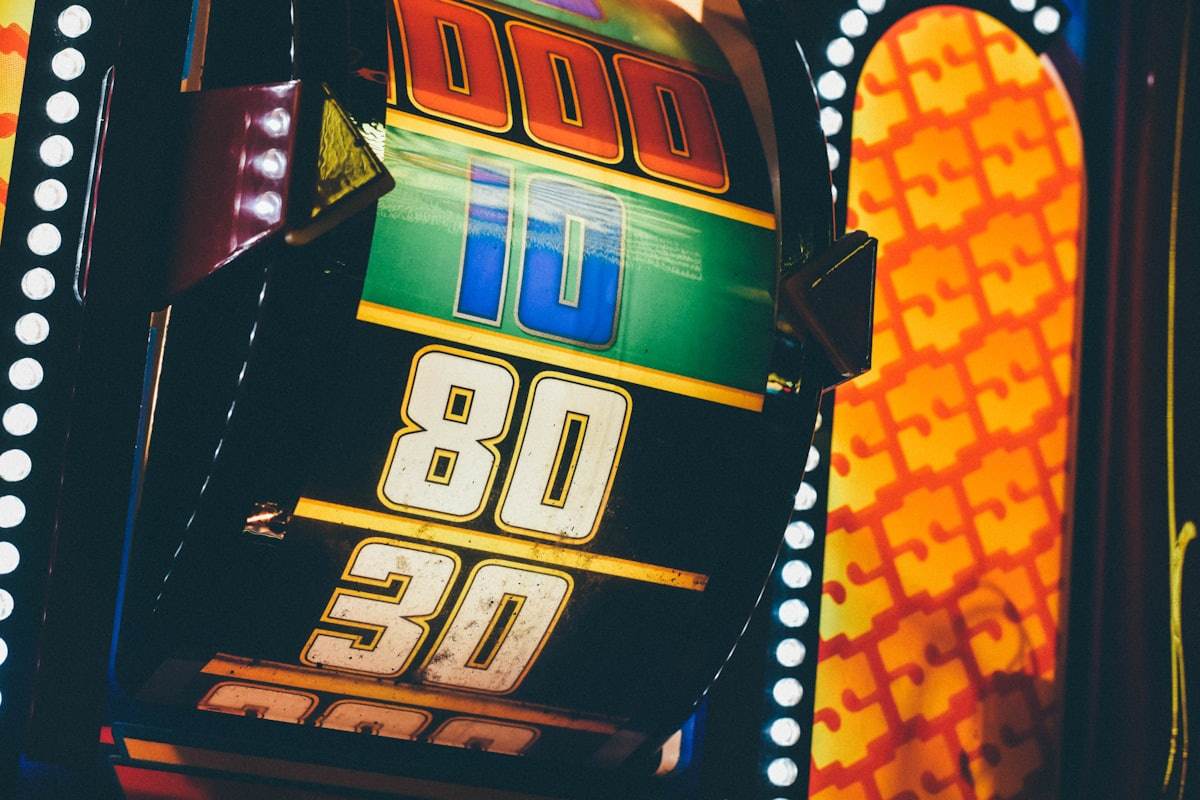 Barisan mesin slot menyala di kasino
