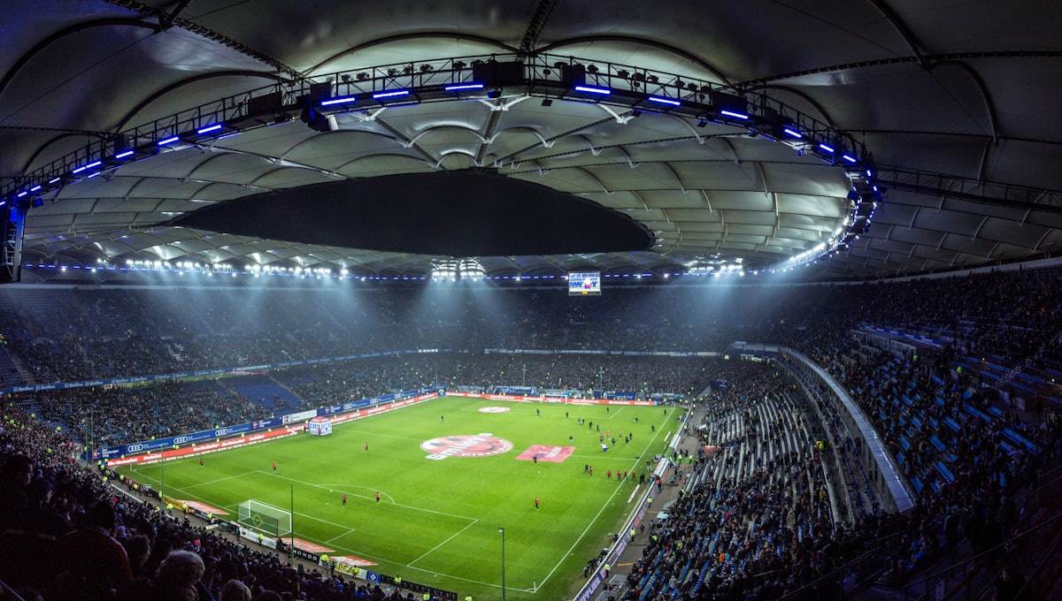 Stadion sepak bola dengan tribun penuh penonton